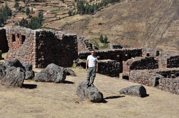 Explorando as ruínas incas de Pisac, no Valle Sagrado, nas proximidades de Cusco, no Peru